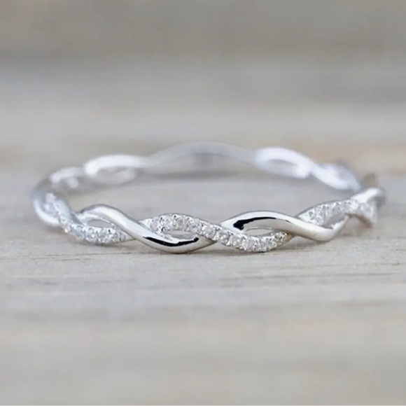 The Unbranded Brand Jewelry - ⚜️ Silver Ring with Stones